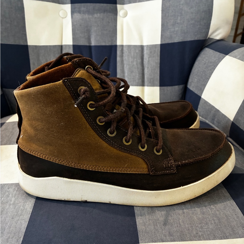 OluKai Men's Brown and Black High-Top Boots 8.5 Molina